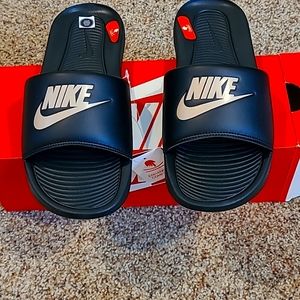 Size 8 men's nike slides. Black and gold